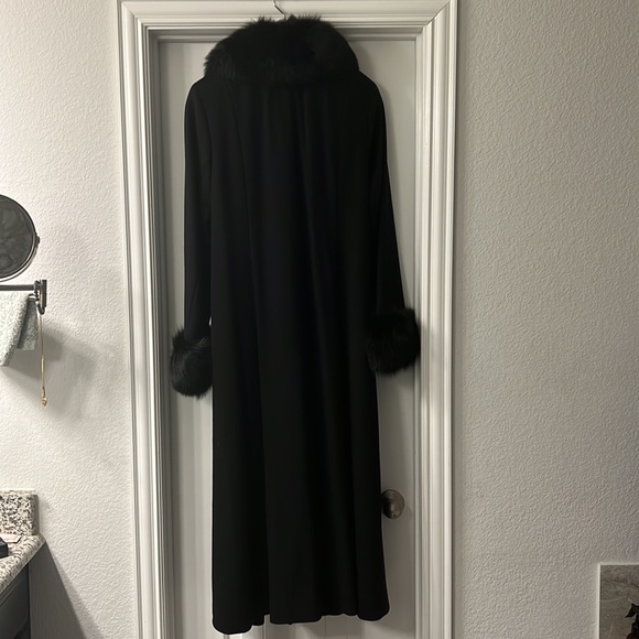 Black wool trench with fur collar and cuffs. Size 12. Arm pit to arm pit 20” - Picture 5 of 12